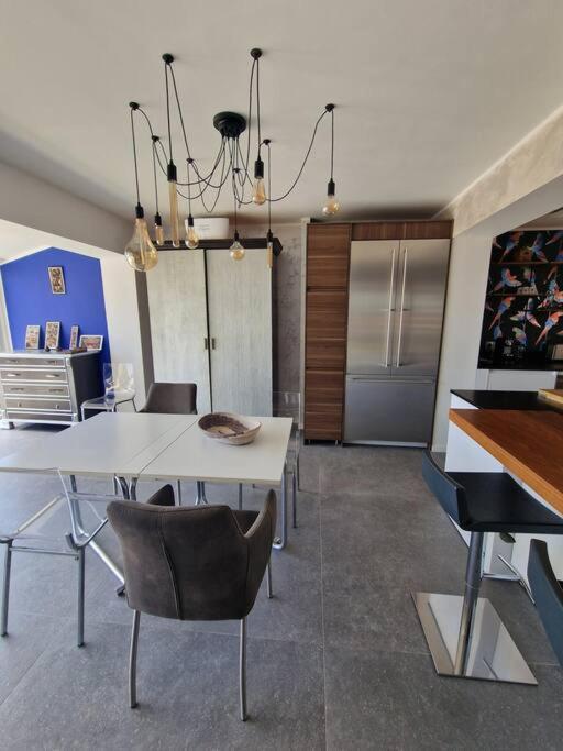 Superbe Contemporaine Vue Dans Avec Piscine Et Tennis Villa Hyeres